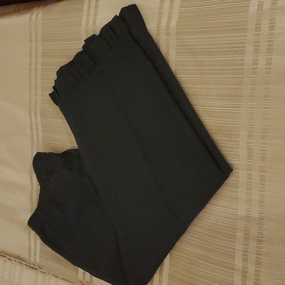 Black Ruffle Bottom Crop Pant - Picture 5 of 6